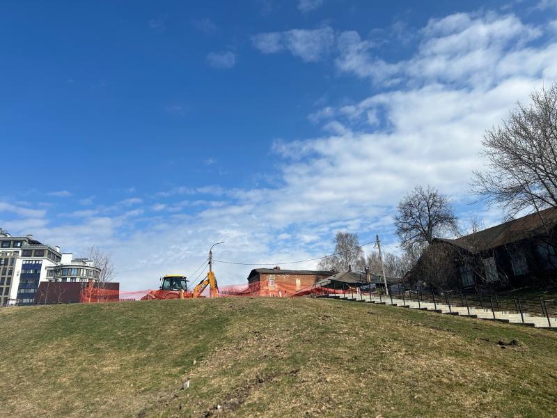 На Лыбедском бульваре подрядчик приступил к восстановлению входной группы